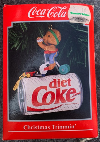 45141-1 € 10,00 coca cola ornament muisje op blikje.jpeg